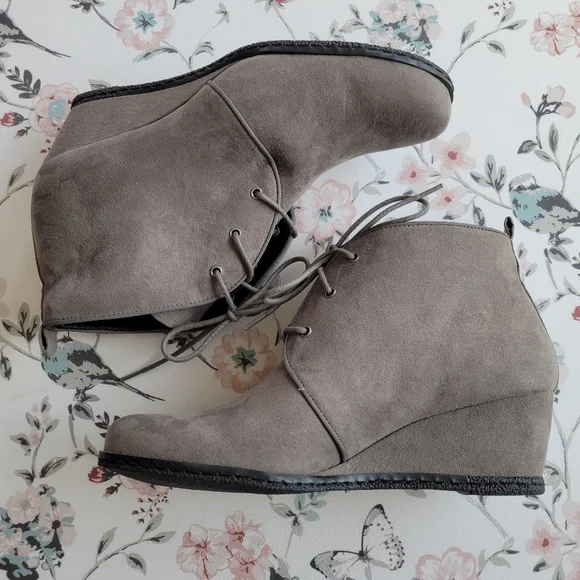 Franco Sarto Shoes Nwt Franco Sarto Lace Up Gray Wedge Ankle